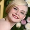 Elle Fanning lächelt in die Kamera
