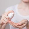Frau gibt Anti-Aging-Produkt in die hand