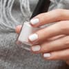 Frau mit weißem Nagellack