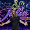 Max Martin bei der Musical-Premiere von "& Julia" in Hamburg mit offenen Armen