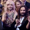 Bill und Tom Kaulitz sitzen im Publikum und klatschen mit ernster Miene