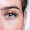 Frau mit blauen Augen und langen wimpern