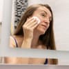 Frau trägt Serum auf