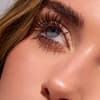Frau lange Wimpern