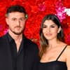 Jannik Kontalis & Yeliz Koc vor einer Rosenwand