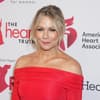 Jennie Garth im roten Kleid
