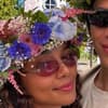 Yasmine Dahlberg mit Blumenkränzen auf dem Kopf