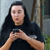 Amanda Bynes mit Handy in der Hand
