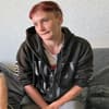 Carola und ihr Freund Stefan sitzen bei "Armes Deutschland" auf dem Sofa