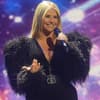 Beatrice Egli hält Mikrofon