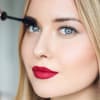 Frau tuscht wimpern