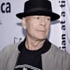 Bruce Willis schaut zur Seite