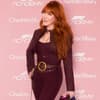 Charlotte Tilbury vor rosa Wand
