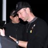 Chris Martin guckt mit Cappy nach unten