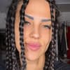 Elena Miras mit mehreren geflochtenen Zöpfen
