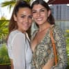 Elena Miras und Yeliz Koc posieren für die Fotografen und lächeln
