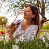Frau in Blumenwiese