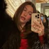 Hailey Bieber macht Selfie