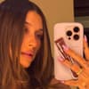Hailey Bieber macht Selfie