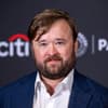 Haley Joel Osment guckt ernst