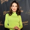Hilaria Baldwin im neongrünen Kleid