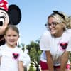 Jamie Lynn Spears mit Maddie Aldridge im Disneyland 2014