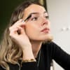 Frau tuscht sich Wimpern an