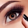 Frau mit langen Wimpern und schwarzen Nägeln