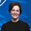Martina Gedeck posiert vor einer blauen Wand
