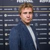 Max Hubacher posiert seitlich