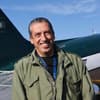Michael Manousakis vor einem Flugzeug