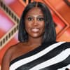 Motsi Mabuse im gestreiften Kleid