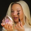 Shirin David trägt Blush auf