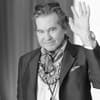 Val Kilmer winkt