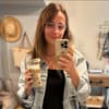 Anna Heiser macht Selfie vor Spiegel
