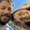 Anna Heiser lacht mit Gerald in Kamera