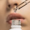 Frau mit Anti-Aging-Serum