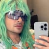 Bill Kaulitz grüne Haare vor Spiegel mit Handy