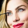 Frau mit Mascara für Volumen
