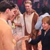 Diego Pooth schlägt mit Bruder Rocco in Hand ein