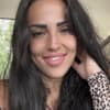 Elena Miras macht ein Selfie und lacht