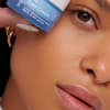Frau mit Anti-Aging-Creme
