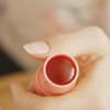 Blush-Stick in der Hand