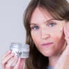 Frau benutzt Cleansing Balm