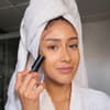 Frau mit Contouring-Strichen im Gesicht