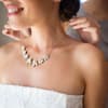 Frau mit Schmuck am Hochzeitstag