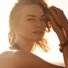 Frau am Strand mit Glow