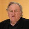 Gérard Depardieu guckt nach dem Gerichtsprozess ernst