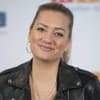 Juliette Schoppmann vor RTL-Fotowand lächelt