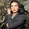 Kendall Jenner schaut zur Seite Haare wehen